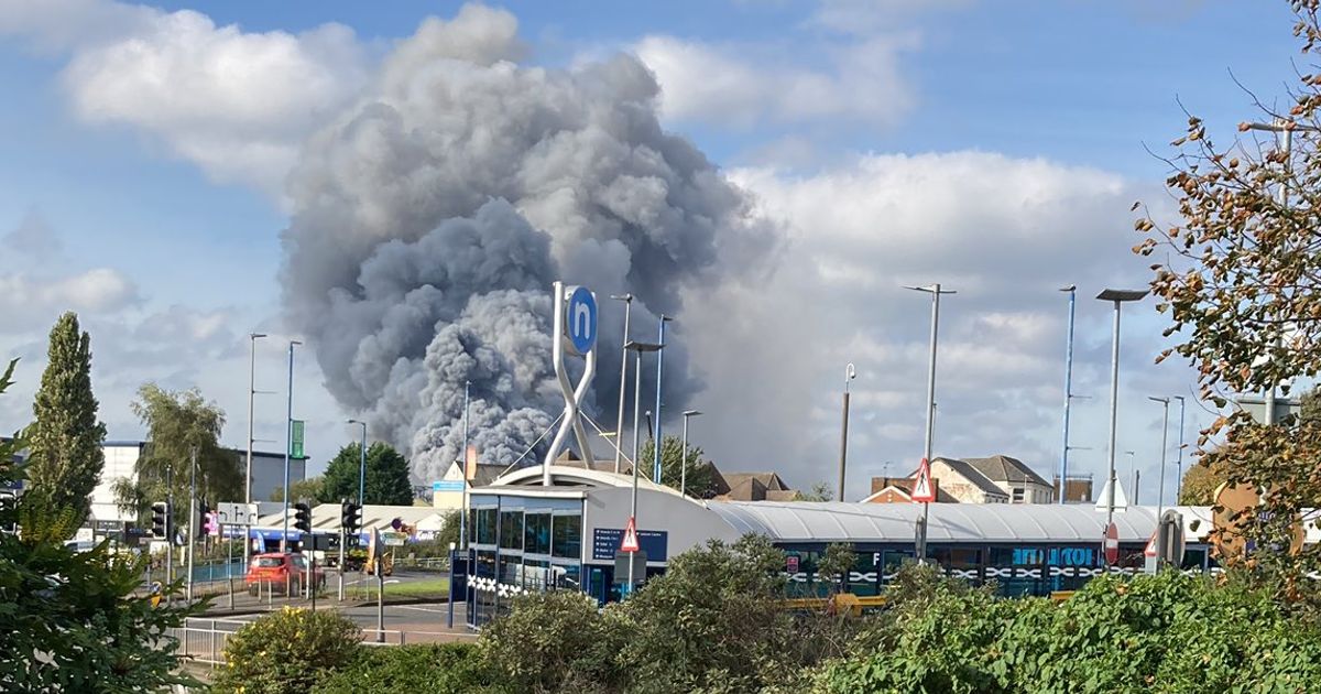Fire in Wednesbury Today: Massive Structure Blaze Reported as West Midlands Fire Service Battles Large Industrial Site Flames
